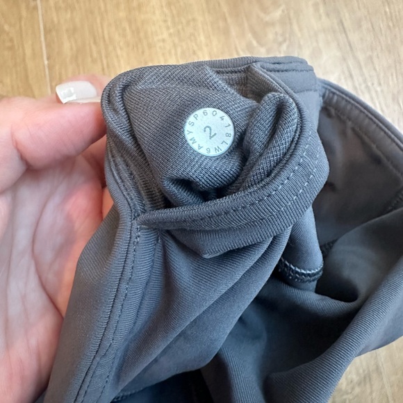 Lululemon All The Right Places Crop 23” size 2 - Picture 3 of 3